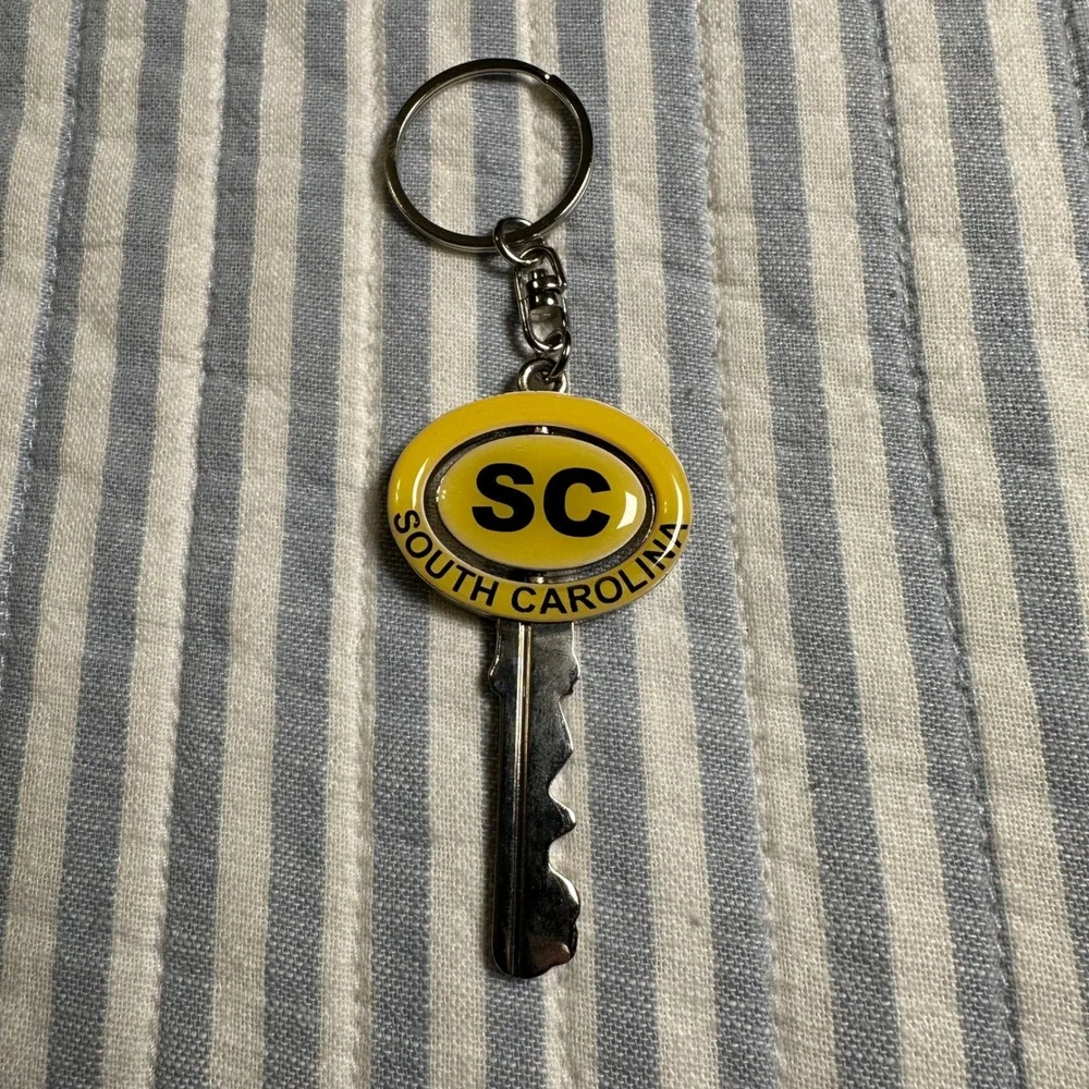 South Carolina SC Souvenir Keychain Yellow Spinning Key Shape Silver Tone‎ Metal
